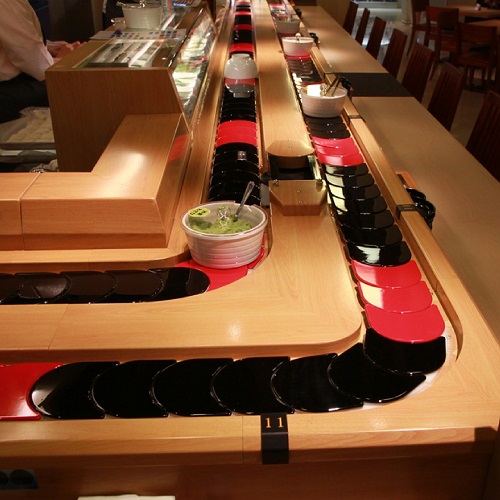Bandă transportoare automată pentru sushi